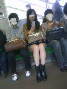 電車で女を盗撮した画像